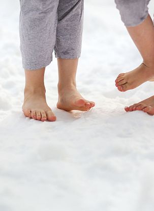 Thurnerhof-Barfußslaufen-im Schnee