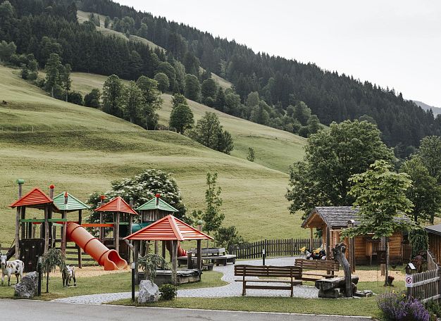 Abenteuerspielplatz des Hotel Thurnerhof mit Röhrenrutsche und Spielhäuschen